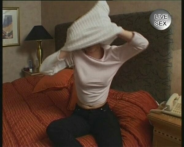 Teen Solo Blonde besorgt es sich und lutscht den Schwanz