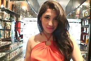 Chica caliente desnudándose y follada (Carla cruz)